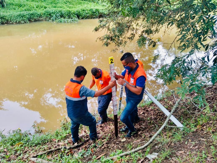 PREFEITURA DE RESENDE REFORÇA MONITORAMENTO DE RIOS COM INSTALAÇÃO DE RÉGUAS LINIMÉTRICAS