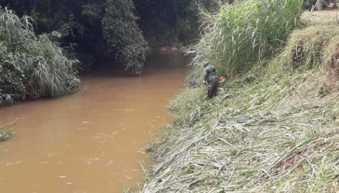 DEFESA CIVIL DE RESENDE ATUA NA MANUTENÇÃO E LIMPEZA DO RIO SESMARIA  